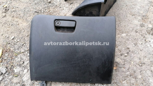 Бардачек на ресталинг мицубиси каризма с 1999 по 2003 год цвет черный, АВТОРАЗБОРКА В ЛИПЕЦКЕ Продажа запчастей на Mitsubishi Carisma avtorazborkalipetsk.ru